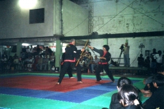 Maestro Nechi (2006) Combate contra 2 Cinturones Negros con Palo Largo